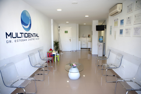 Sala de espera clínica dental Multidental en Málaga